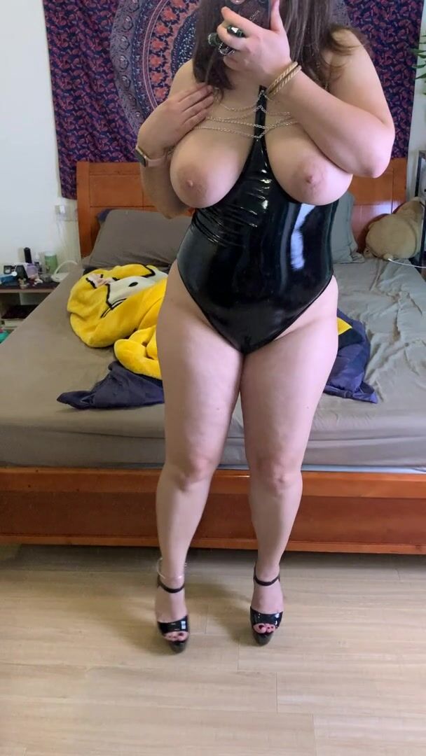 Do you like thick milfs in latex? :P
