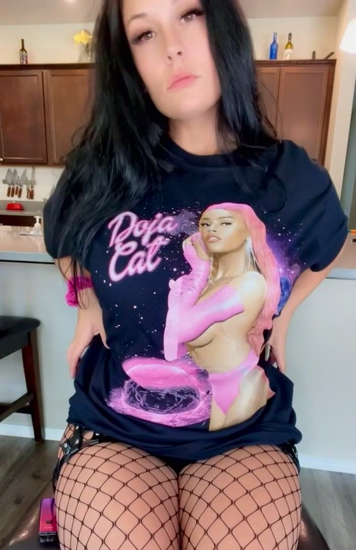 POV: I’m your house sitter & you came home early & walked in on me. We smashin or are you passin…?