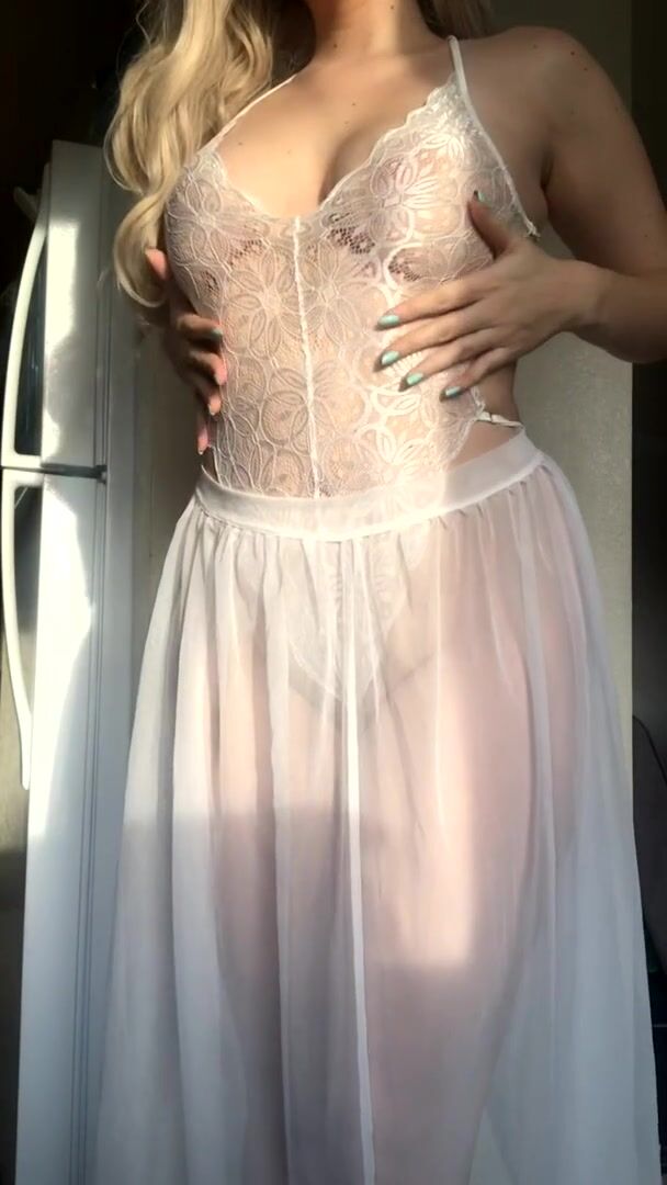 Can anyone appreciate a curvy girl with some cellulite?