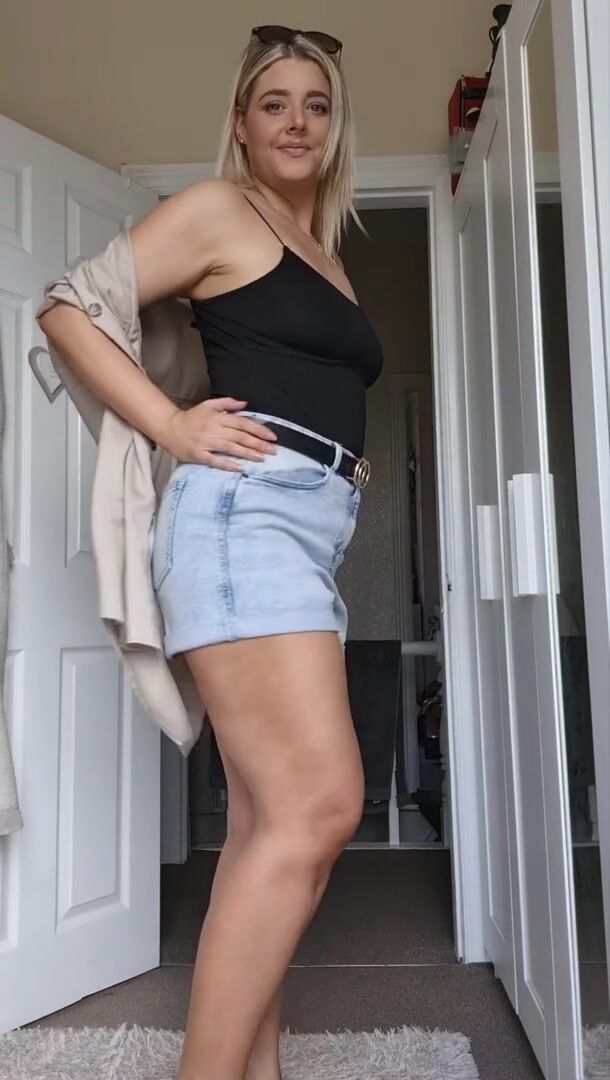 ⚠️ WARNING ⚠️ Braless milf alert