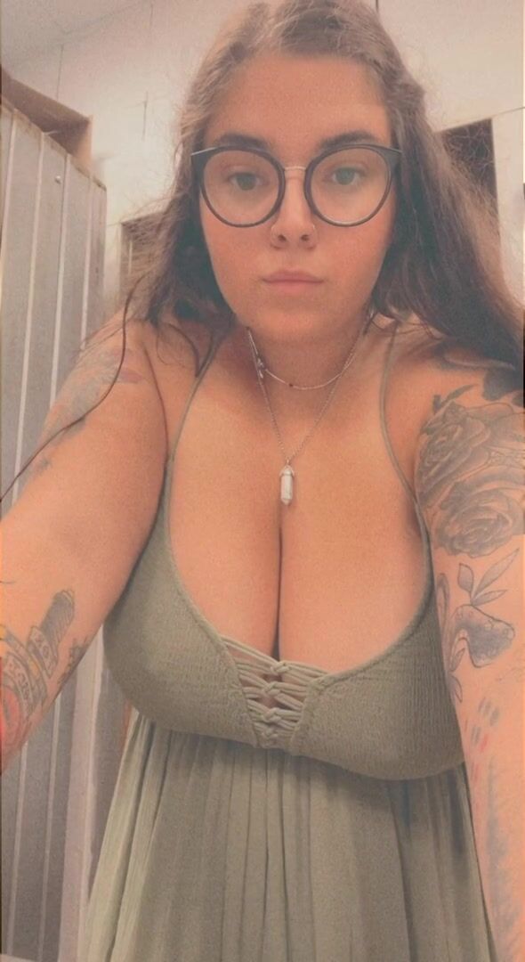 Horny at work. Keep me entertained