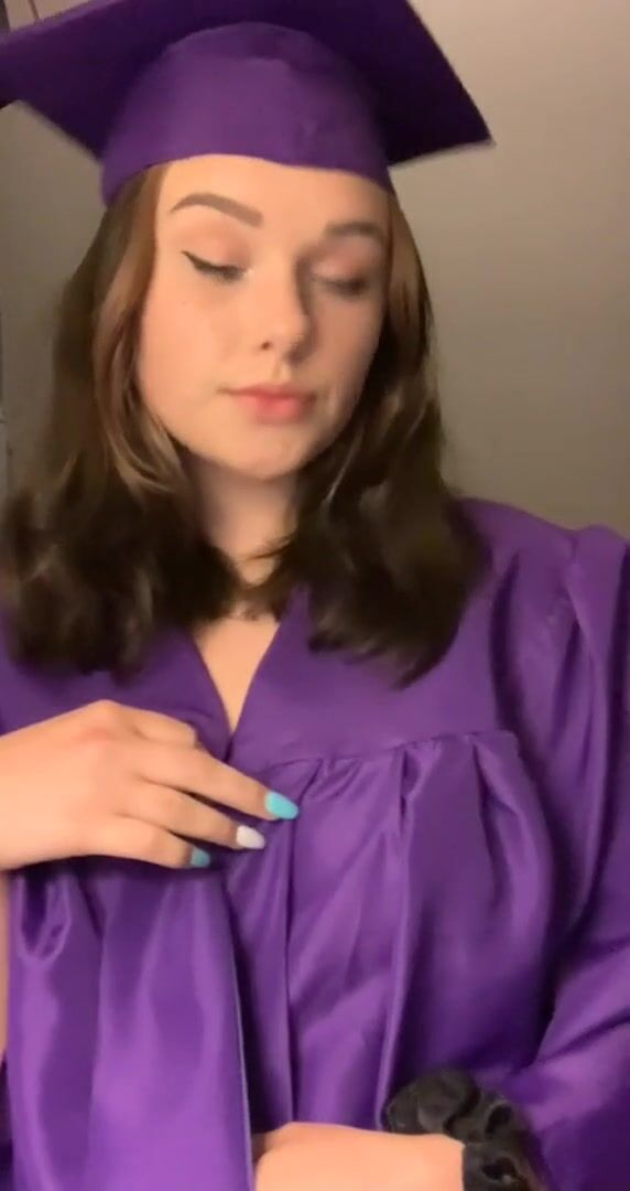 guess who graduated highschool ♡