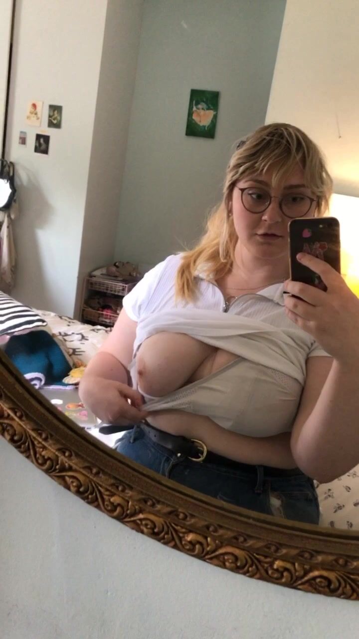 Lil chubby lady just flashing in my bedroom :) 25f