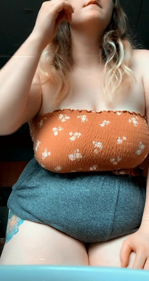 Tiddies for my new friends. who wants to suck them?